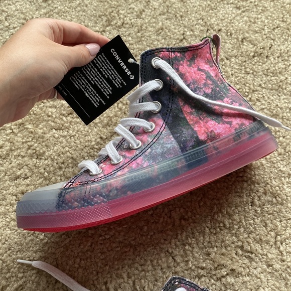 Converse x Shaniqwa Jarvis. NWT. Never worn. cherry blossom colorway. size 6.5. - Picture 8 of 13